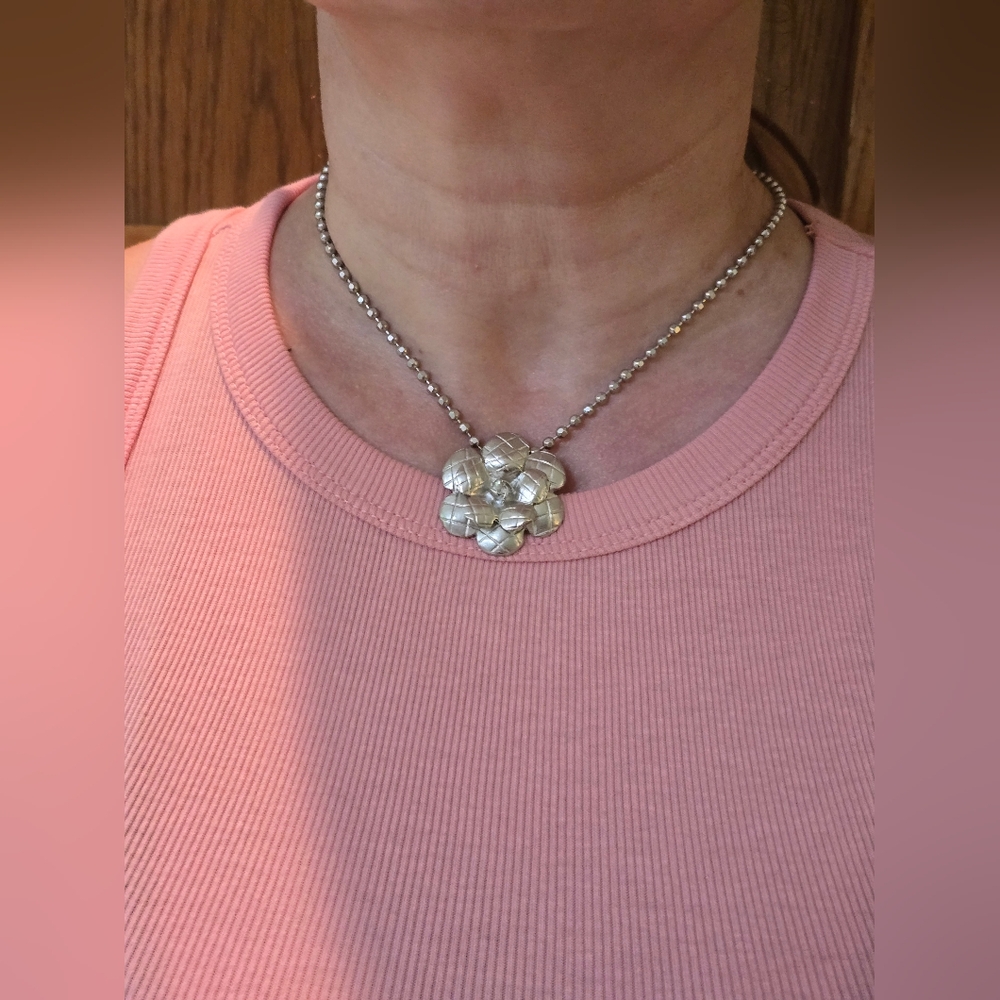 A beautiful brushed silver CHANEL Camillia necklace! - Picture 6 of 6